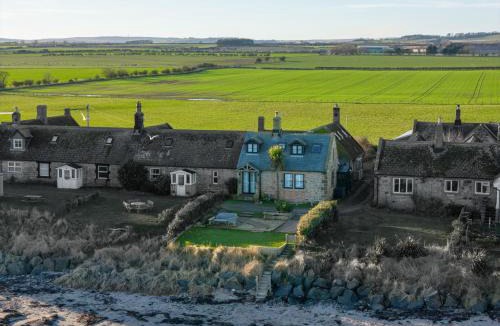 Boulmer House | Luxurious & modern on-the-beach family retreat