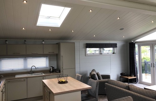 Berwick-upon-Tweed Cabin | Luxurious Oakwood Lodge with Lake View and Glorious Balcony Sunsets