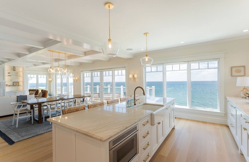York Beach Cottage | Luxurious Oceanfront Property: A Cruising Feeling Awaits You !