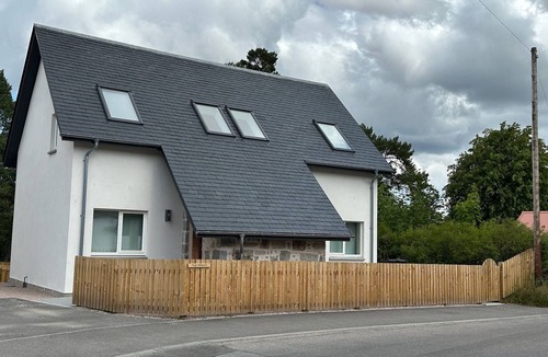 Carrbridge House | Luxurious, spacious 4 bed lodge in Carrbridge with large private garden-sleeps 8