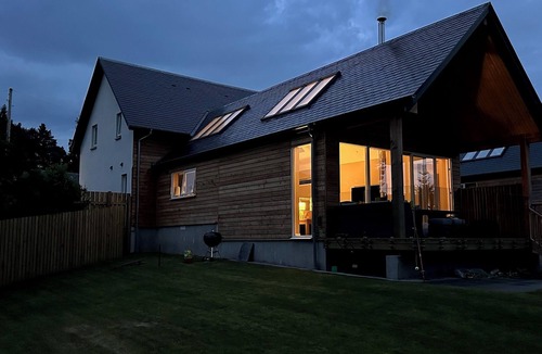 Carrbridge House | Luxurious, spacious 4 bed lodge in Carrbridge with large private garden-sleeps 8