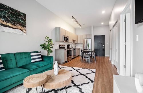 Shaw Apartment | Luxury 1BD/1BR Apt in St. Louis-Pool| Gym| Free Parking!