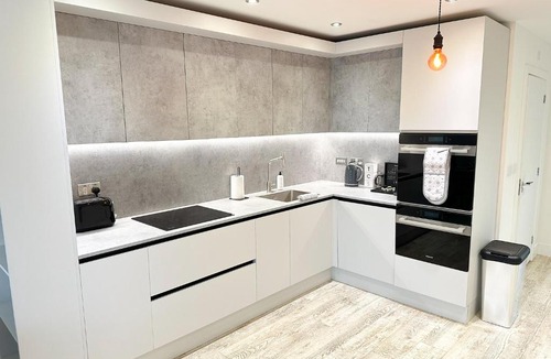 Newcastle-upon-Tyne Apartment | Luxury 2 Bed - FREE Private Parking - Contractors