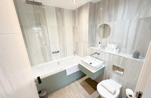 Newcastle-upon-Tyne Apartment | Luxury 2 Bed - FREE Private Parking - Contractors