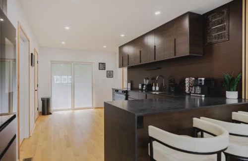Central-Maverick Square - Paris Street Apartment | Luxury 3BD Short Walk to Airport