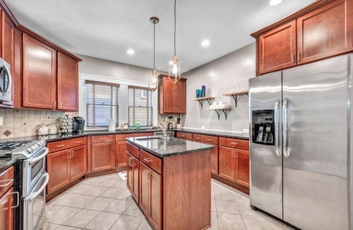 Cleveland House | Luxury 4 BR Near UH & CWRU and Cleveland Clinic!