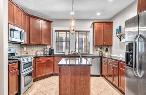 Cleveland House | Luxury 4 BR Near UH & CWRU and Cleveland Clinic!