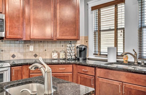 Cleveland House | Luxury 4 BR Near UH & CWRU and Cleveland Clinic!