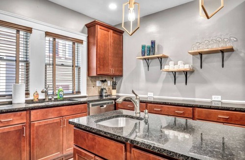 Cleveland House | Luxury 4 BR Near UH & CWRU and Cleveland Clinic!