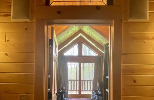 Harbor Springs Cabin | Luxury, 4k sqft Fireside Lodge with Treetop Bunkhouse, pet friendly! No fees!