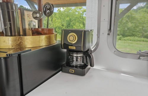 Rockbridge House | Luxury Airstream Glamping Unit 1 of 6, On-Site Hiking, Private Hot Tub and Sauna