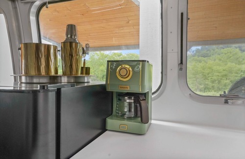 Rockbridge House | Luxury Airstream Glamping Royale Unit 4 of 6, Hiking, Private Hot Tub and Sauna
