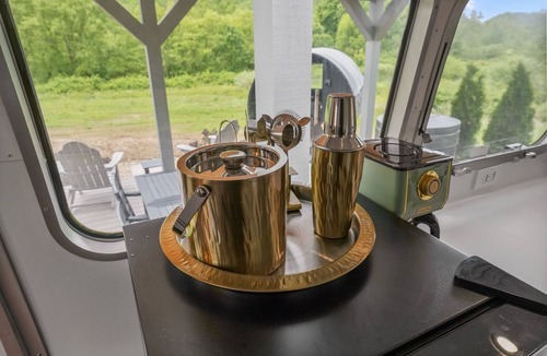 Rockbridge House | Luxury Airstream Glamping Royale Unit 4 of 6, Hiking, Private Hot Tub and Sauna