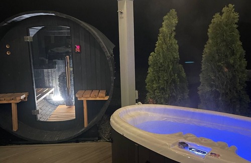 Rockbridge House | Luxury Airstream Glamping Royale Unit 4 of 6, Hiking, Private Hot Tub and Sauna