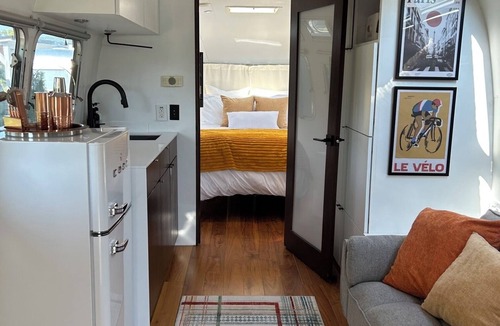 Rockbridge House | Luxury Airstream Glamping Parisian Unit 5 of 6, Sauna, Hot/Cold Plunge, Hiking