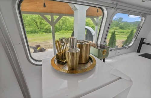 Rockbridge House | Luxury Airstream Palmera Unit 2 of 6, On-Site Hiking, Private Hot Tub and Sauna