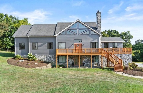 Frankfort House | Luxury Bourbon Trail Retreat Heated Pool Theater Golf Simulator .