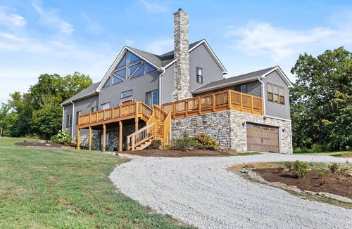 Frankfort House | Luxury Bourbon Trail Retreat Heated Pool Theater Golf Simulator .