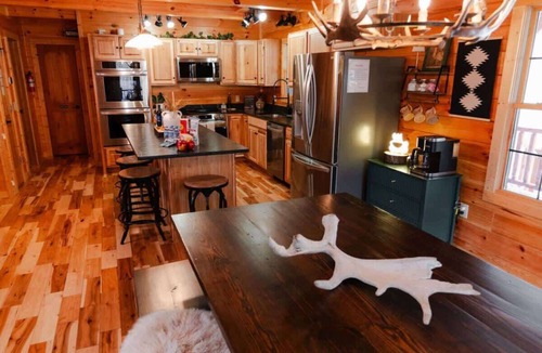 Carbon Hill Cabin | Luxury Cabin Sleeps 16 with Game Room and Hot Tub