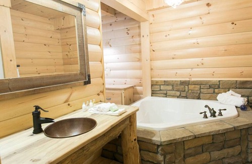 Millersburg Cabin | Luxury Cabin with Kitchen, Fireplace, Living Room. Sleeps up to 8