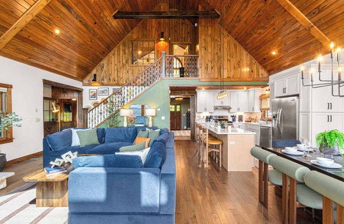 Sunday River Area House | Luxury Chalet - Hot tub, Game room, Speakeasy, Mountain views, near Sunday River
