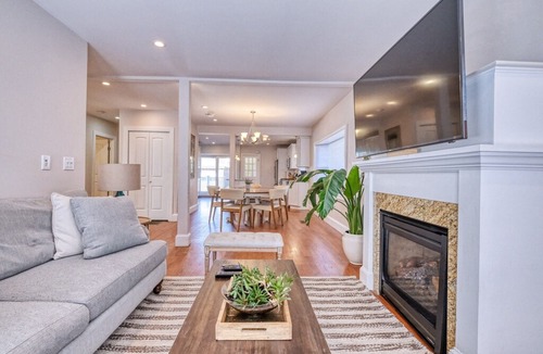 City Point House | Luxury & Comfort BEACHFRONT TOWNHOUSE #1 in South Boston