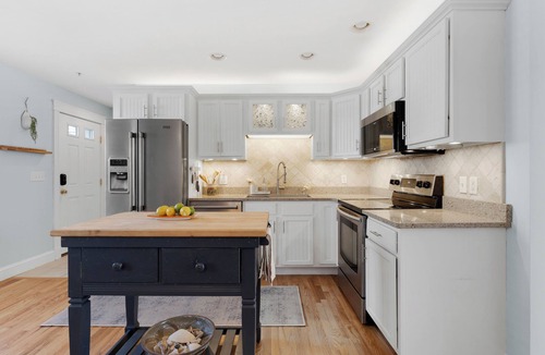Old Orchard Beach Condo | Luxury Condo with a Pool in wonderful Old Orchard Beach!