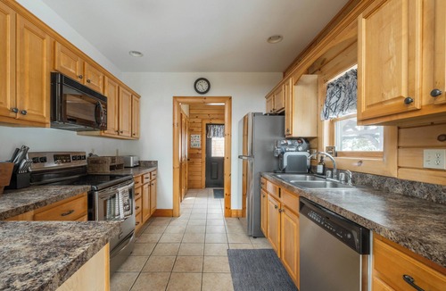 Thayerville Cabin | Luxury Deep Creek Lake Cabin Sauna Hot Tub Arcade Fire Pit Pet Friendly