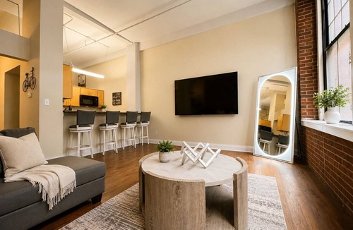 Wholesale District Hotel | Luxury Downtown 2bd 2ba Condo- Walk to Gainbridge Fieldhouse & Lucas Oil Stadium
