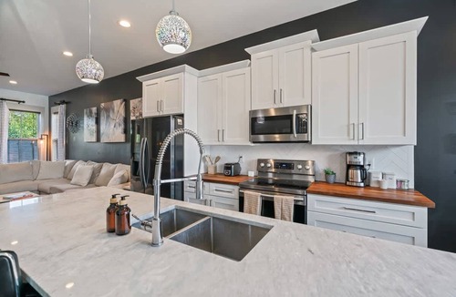 Haynes Area House | Luxury Home Fire Pit Mini Bar Downtown Nashville