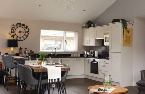 Otterburn House | Luxury Home Hot Tub, Outdoor Dining & Hot Tub