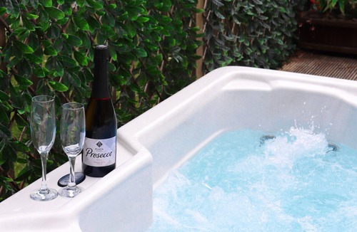 Otterburn House | Luxury Home Hot Tub, Outdoor Dining & Hot Tub