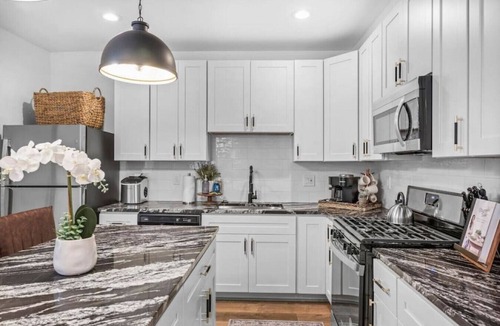 Manchester House | Luxury Home with Hot Tub! Walk to stadiums