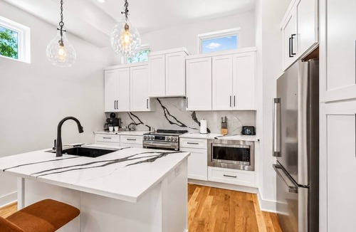 Haynes Area House | Luxury home with rooftop lounge near Broadway!