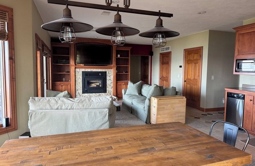 Stockbridge House | Luxury Lake Home on Lake Winnebago! EAA, Lambeau 45min, High Cliff 10min.