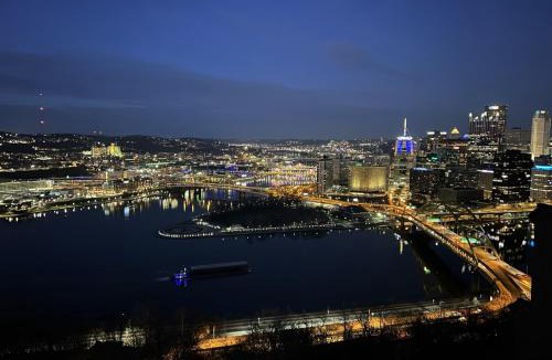 Mount Washington Apartment | Luxury Living and Skyline Views at our Grandview Retreat
