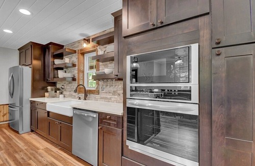 Lancaster Cabin | Luxury Lodge w/Gourmet Kitchen, Hot Tub & Wood Burning Fireplace! Pet Friendly