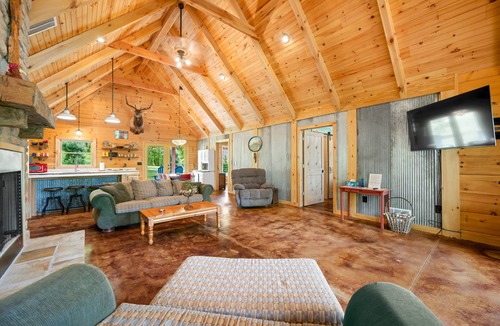 Nashville Cabin | Luxury Log Cabin, Pet Friendly, Hot Tub, Golfing, Near Brown County State Park