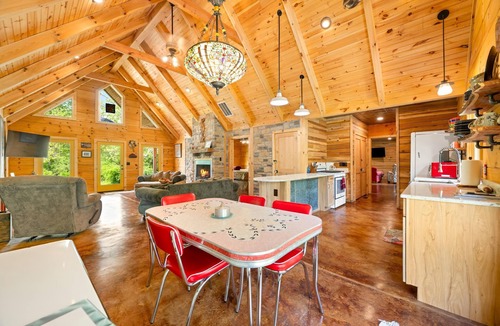 Nashville Cabin | Luxury Log Cabin, Pet Friendly, Hot Tub, Golfing, Near Brown County State Park