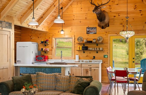 Nashville Cabin | Luxury Log Cabin, Pet Friendly, Hot Tub, Golfing, Near Brown County State Park