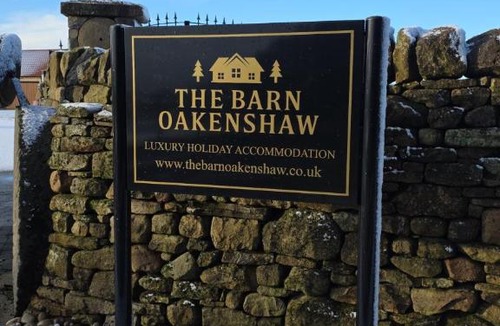 Crook Apartment | Luxury Log Cabin Sleeps 6 with Private Hot Tub & Scenic Views near Durham & Bishop Auckland