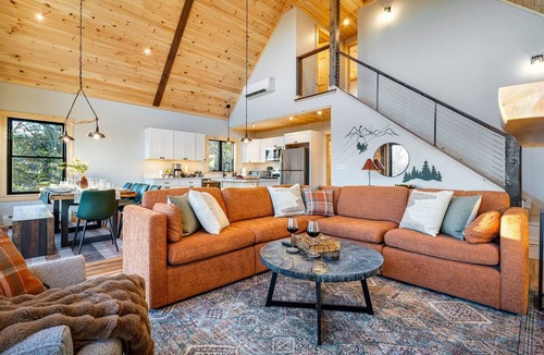 Bethel Ski Chalet | Luxury Mountain Lodge | Sleeps 16 | Hot Tub · Sauna · Game Room · Views