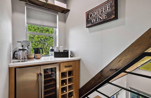 Gober House | Luxury Ranch Retreat, Hot Tub, Private Fishing Pond, Longhorns, Sleeps 6