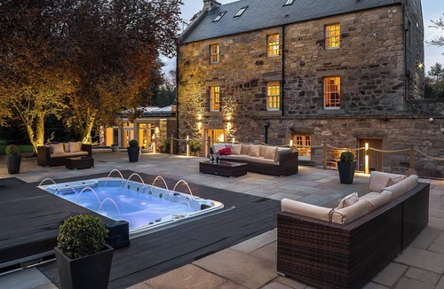 Dalkeith House | Luxury Scottish 5 Bedroom Home near Edinburgh with Hot Tub & Sauna