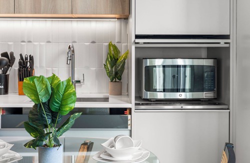 D Street - West Broadway Apartment | Luxury Studio Next to Broadway 7992