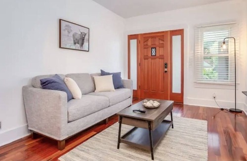 Wyandotte House | Luxury Theater Near Churchill Downs & Airport