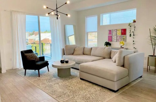 Twin Lakes House | Luxury Townhome - 10 Min to Downtown!
