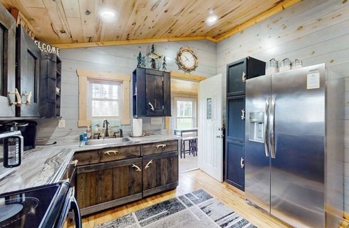 Mercer House | Main Level Cozy Home, Conveniently located near downtown by Lakes & Trails.