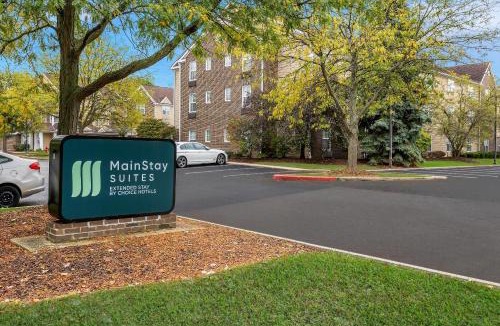 Middleburg Heights Hotel | MainStay Suites Middleburg Heights Cleveland Airport