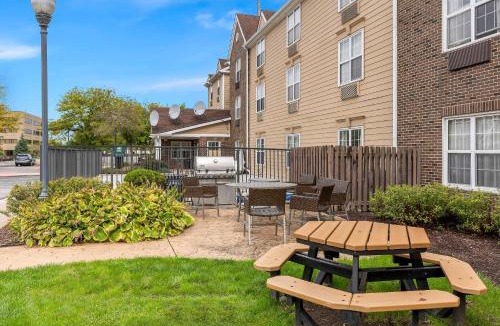 Middleburg Heights Hotel | MainStay Suites Middleburg Heights Cleveland Airport